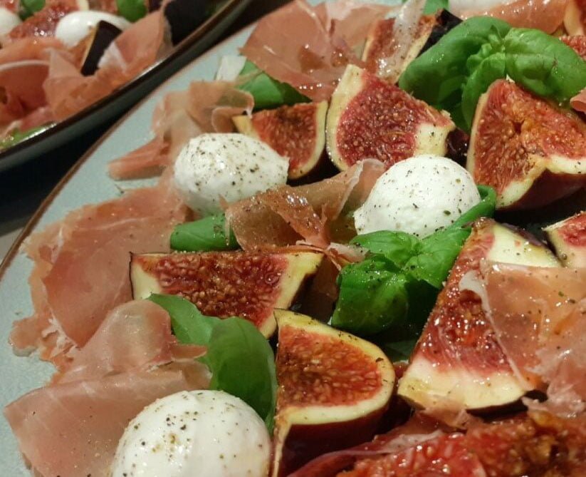 Vijgen met buffelmozzarella en gerookte ham