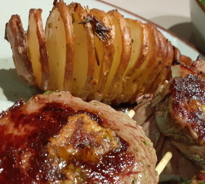 Hasselback aardappel met verse kruidenboter