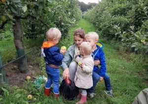 Kristel van Zoekdeboer plukt fruit bij de boer